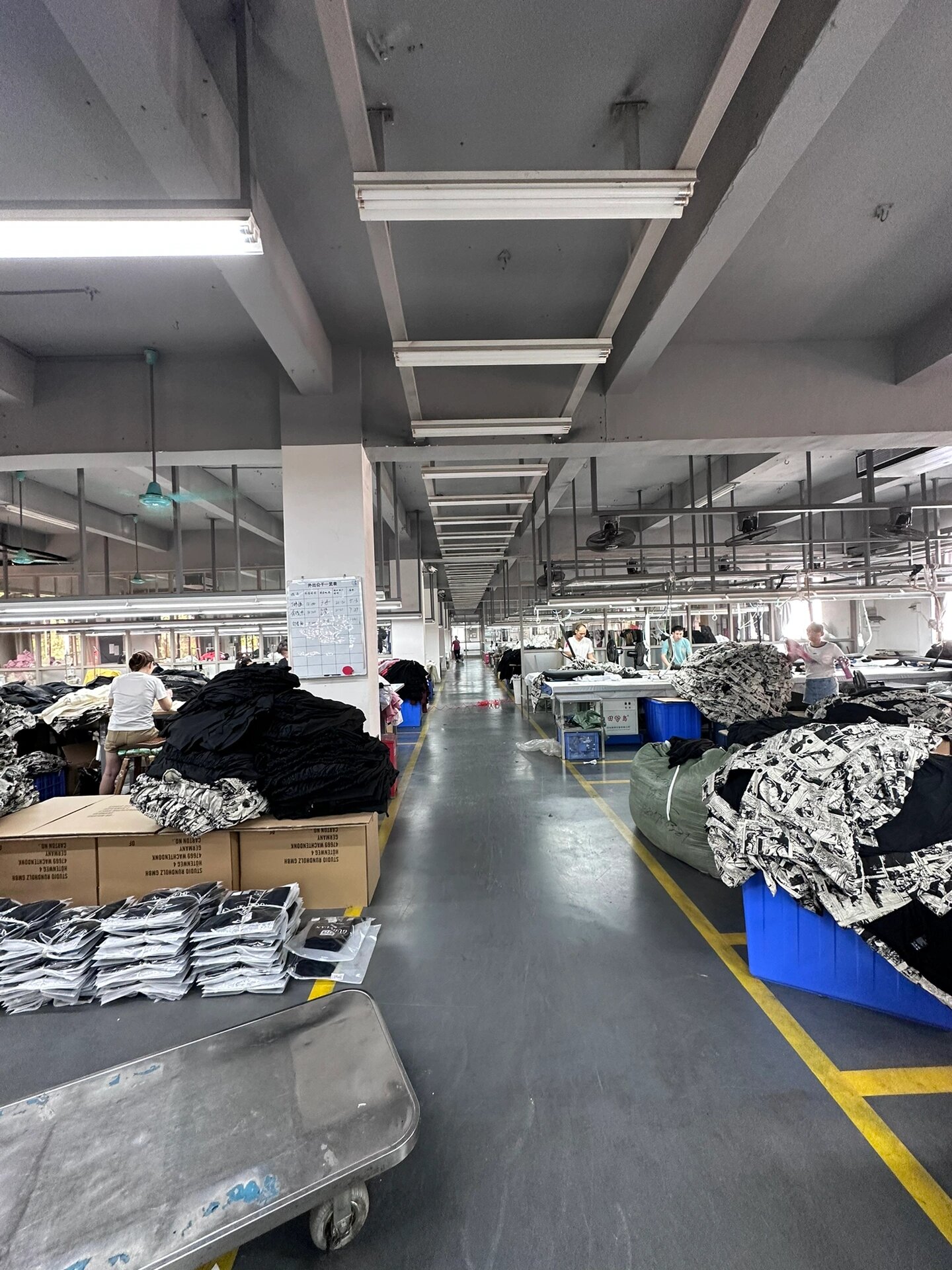 服装工厂实拍 从源头定制，100件起订助力零售创业